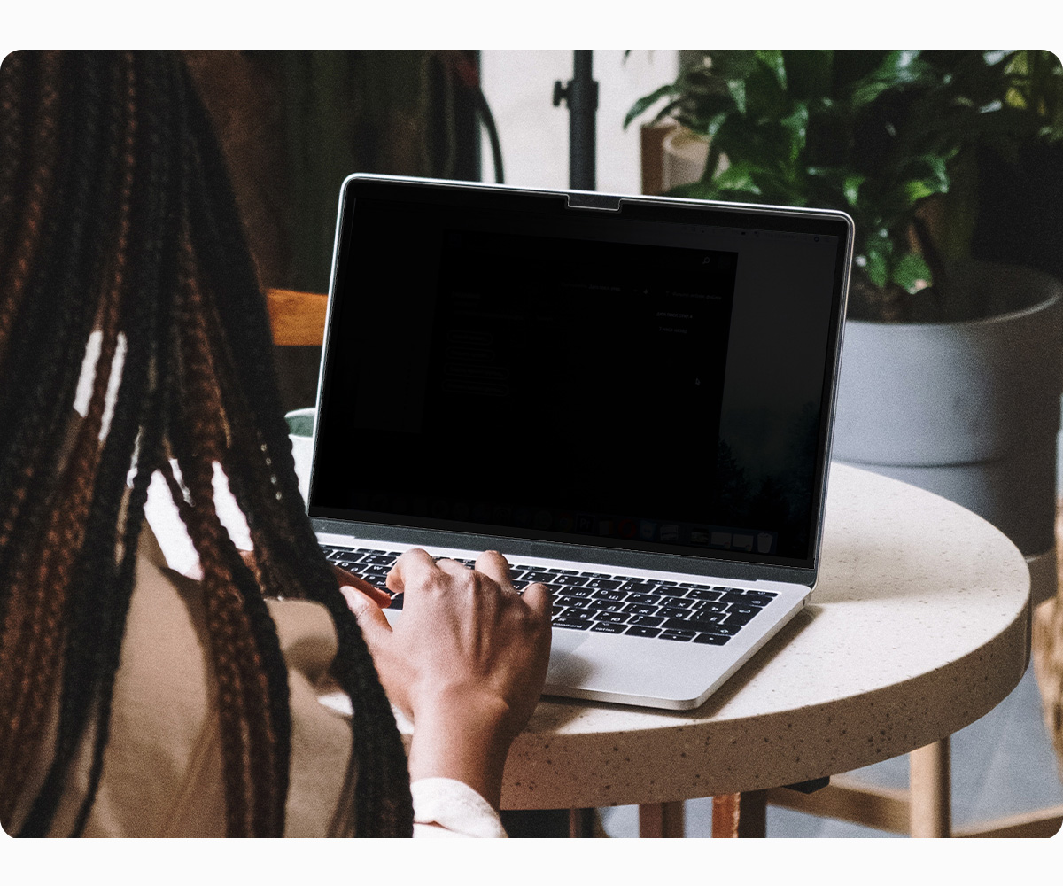 Folia prywatyzująca Spigen SafeView Privacy Filter do MacBook Pro 16 2024-2021